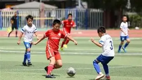 “逆手绝技频现，击球角度令人咋舌解说员惊叹不已”